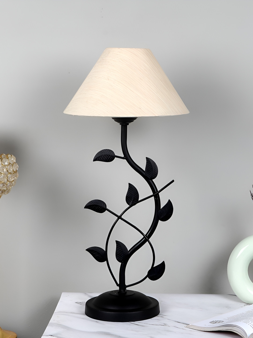 TU CASA Cream & Black Frustum Shaped Table Lamp