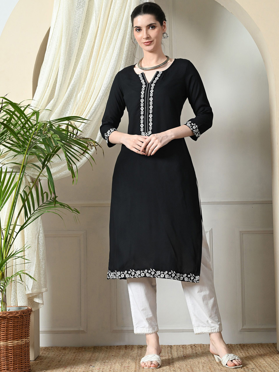 DANEEN Floral Embroidered Round Neck Straight Kurta