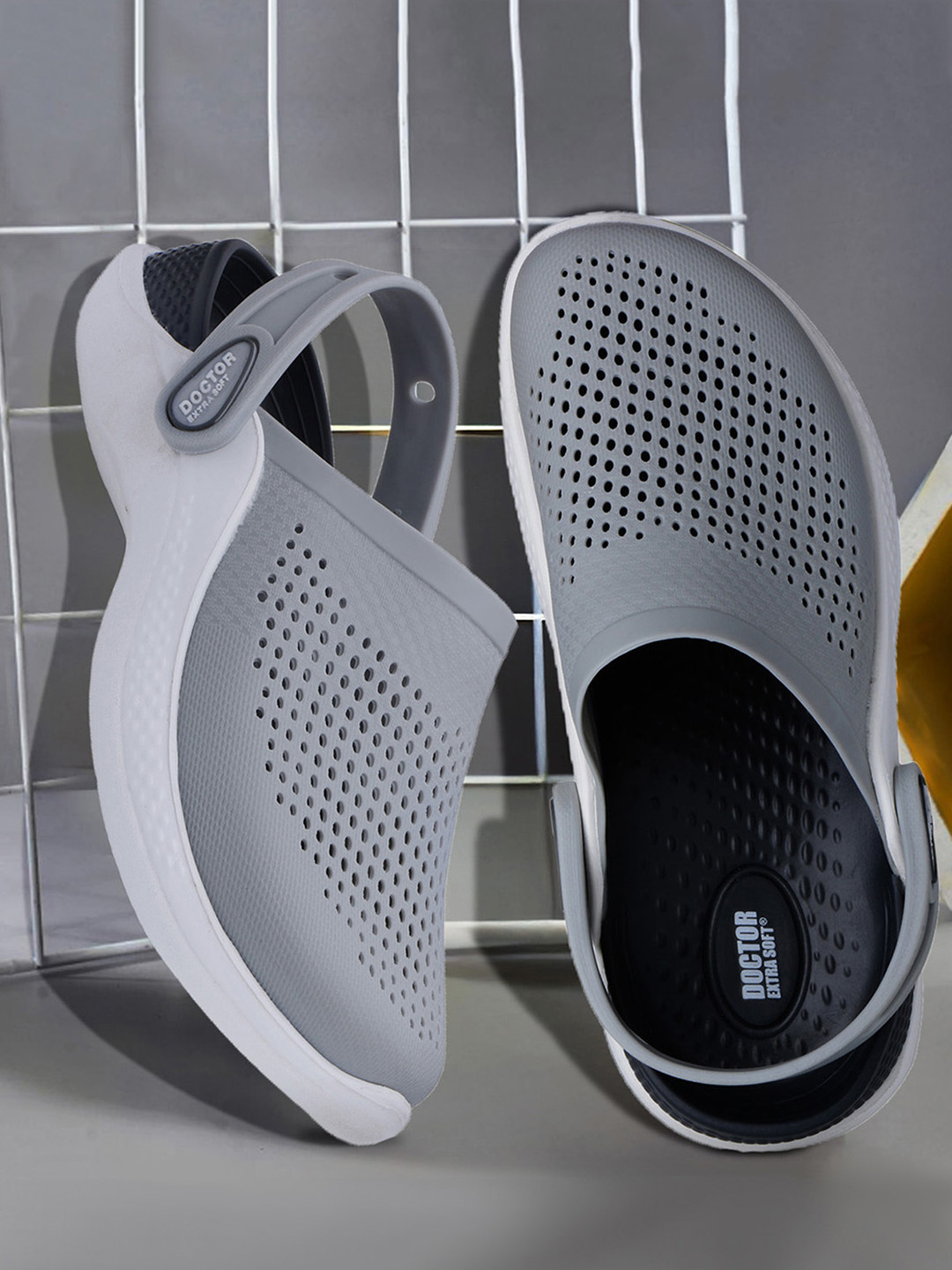 DOCTOR EXTRA SOFT Textured Clogs