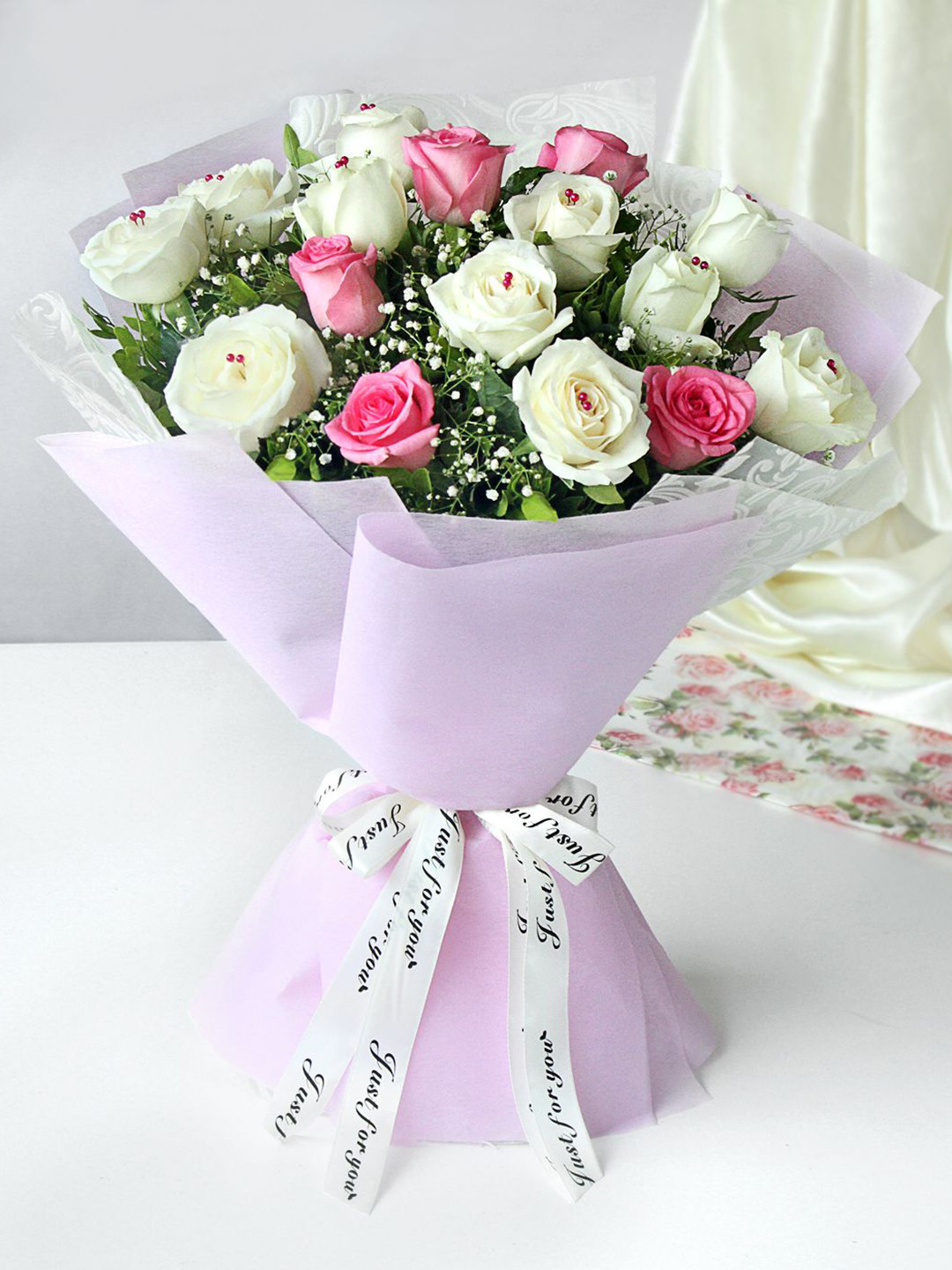 IGP White & Pink 15 Pieces Pretty Roses In Bouquet