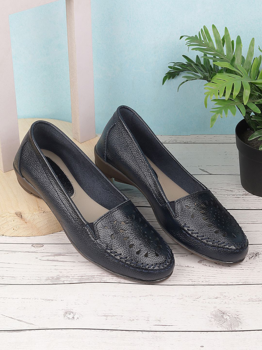 Metro Women Textured Leather Ballerinas Round Toe Flats