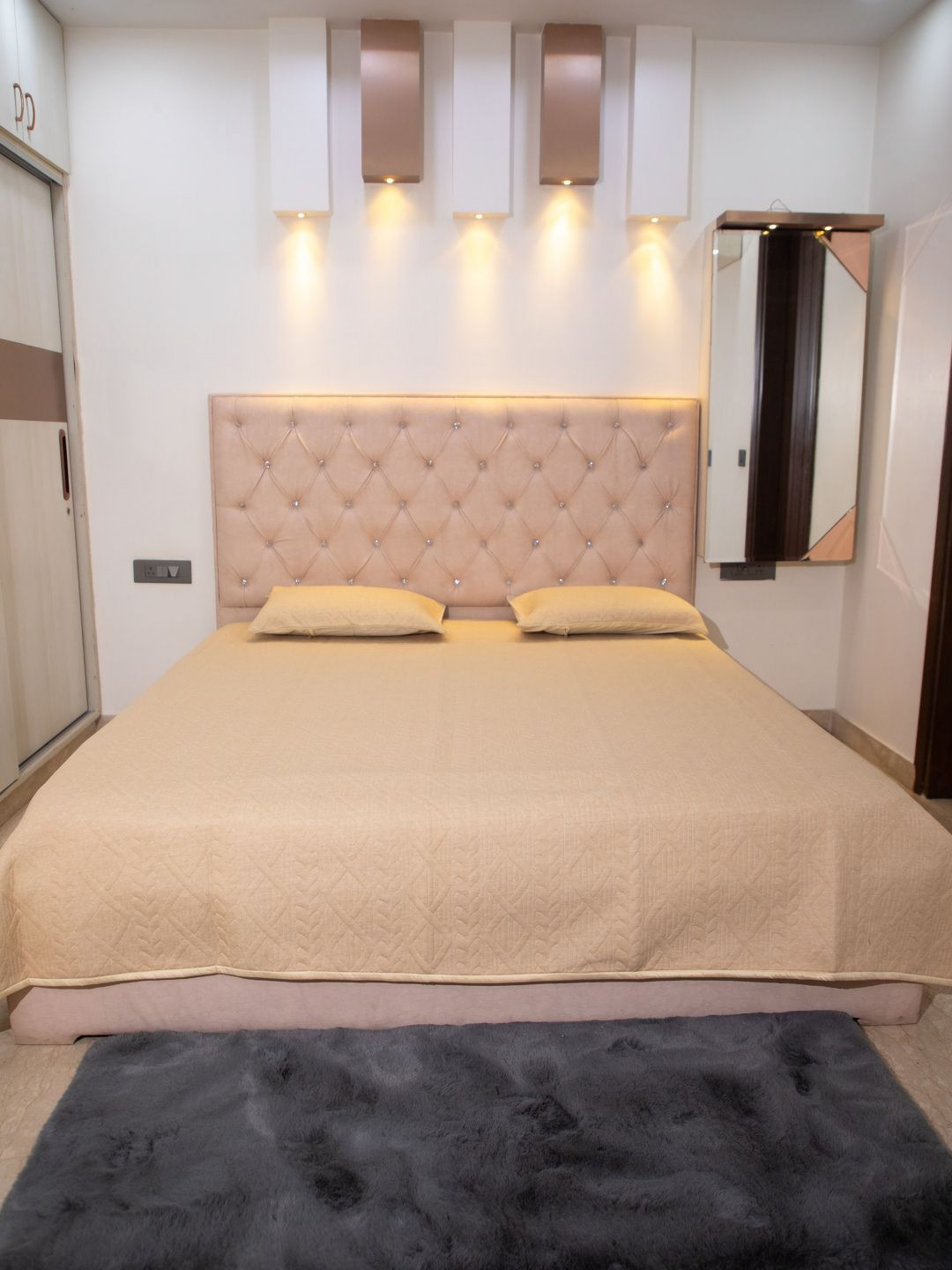 STUDIOHMK Textured 180-249TC Double King Bed Cover With 2 Pillow Covers