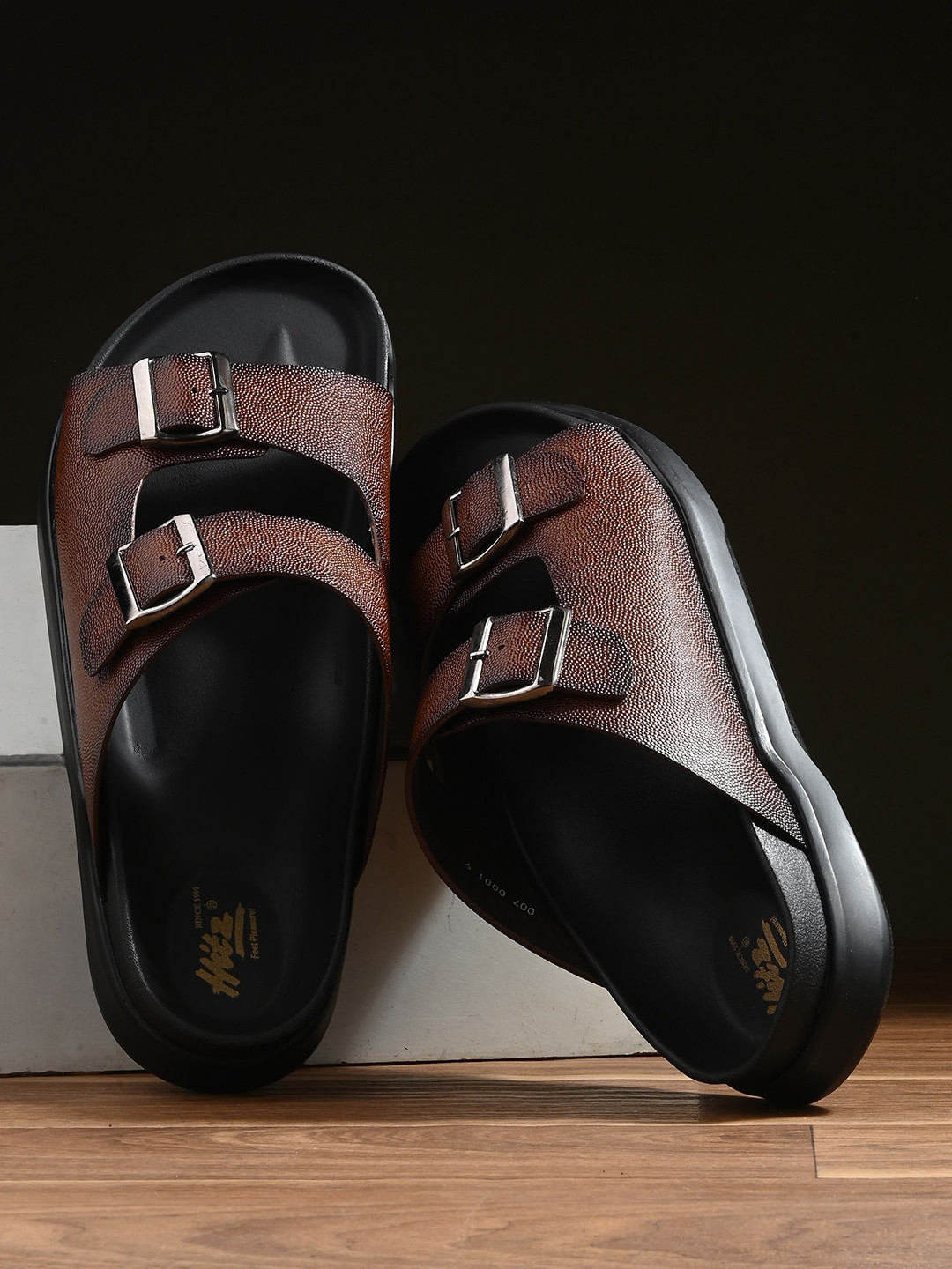 Hitz Men Leather Buckle Design Comfort Sandals