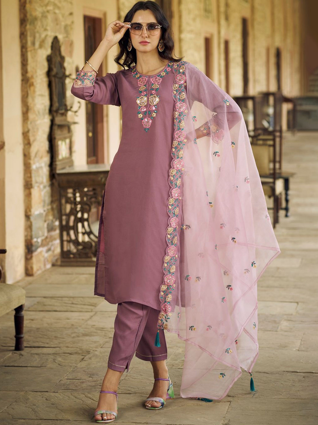 VredeVogel Women Floral Embroidered Regular Thread Work Kurta with Trousers & With Dupatta