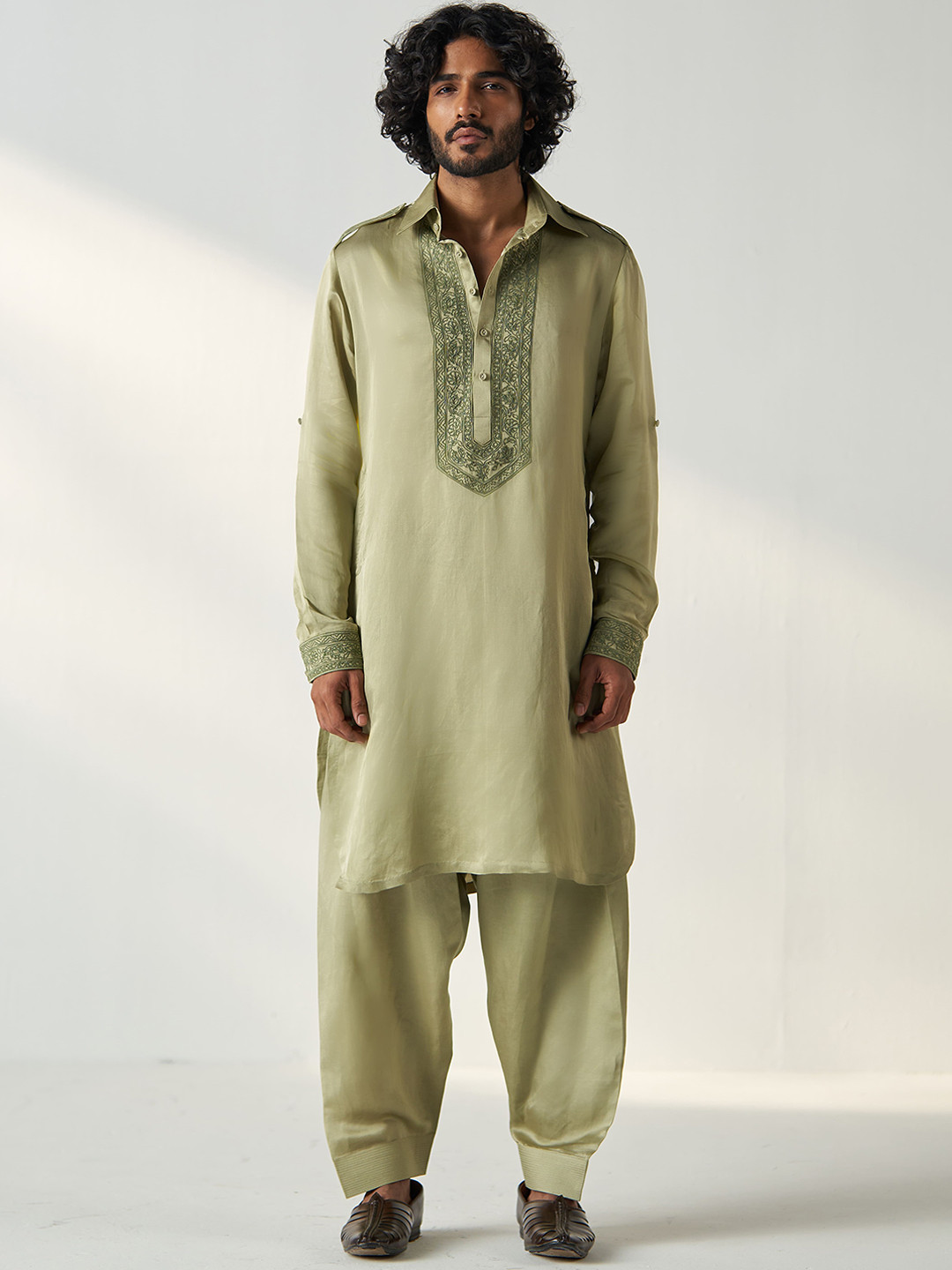 STUDIO BAGECHAA Men Ethnic Motifs Embroidered Regular Linen Kurta with Salwar