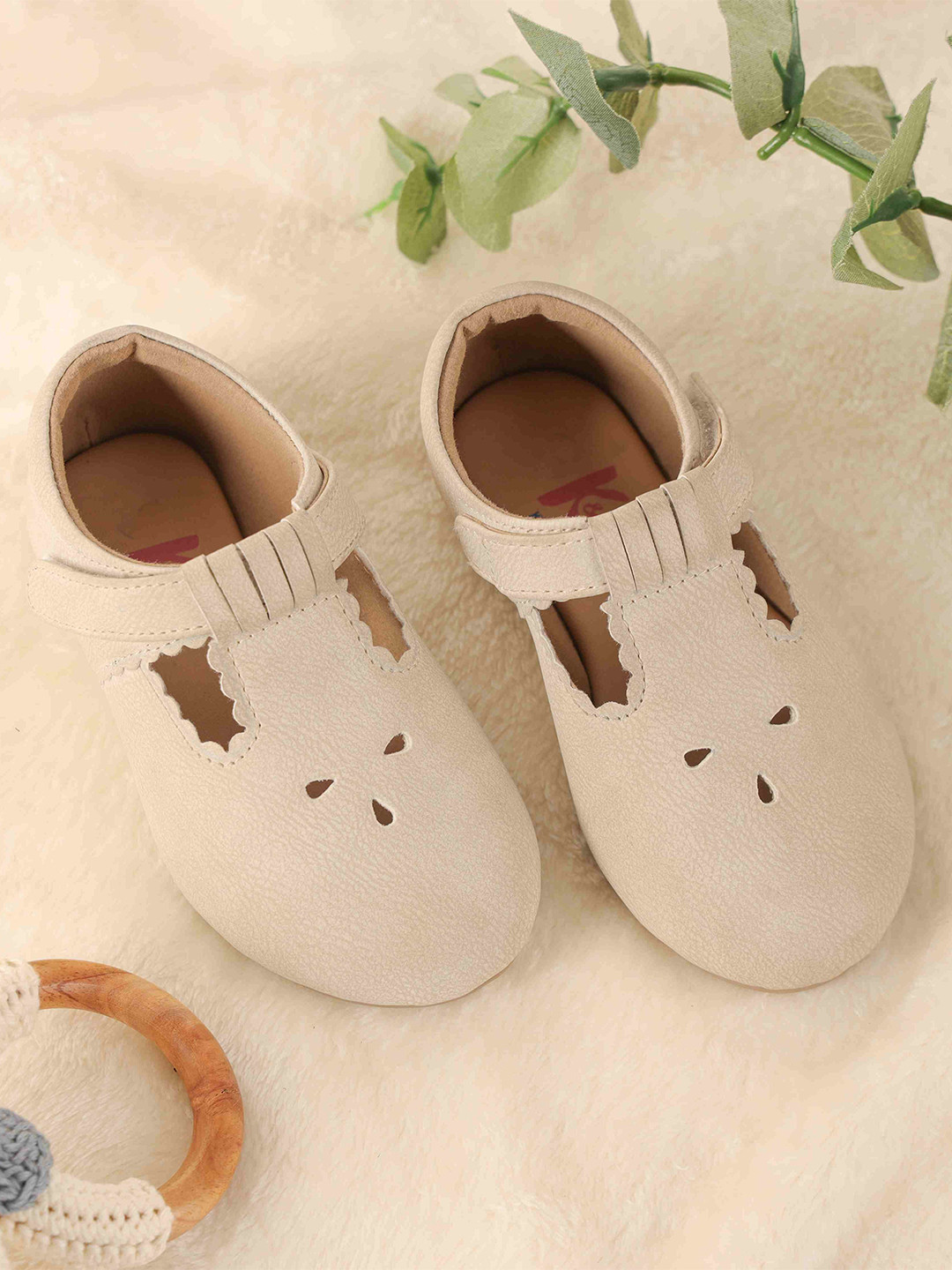 KICKS & CRAWL Girls Textured Ballerinas With Laser Cuts