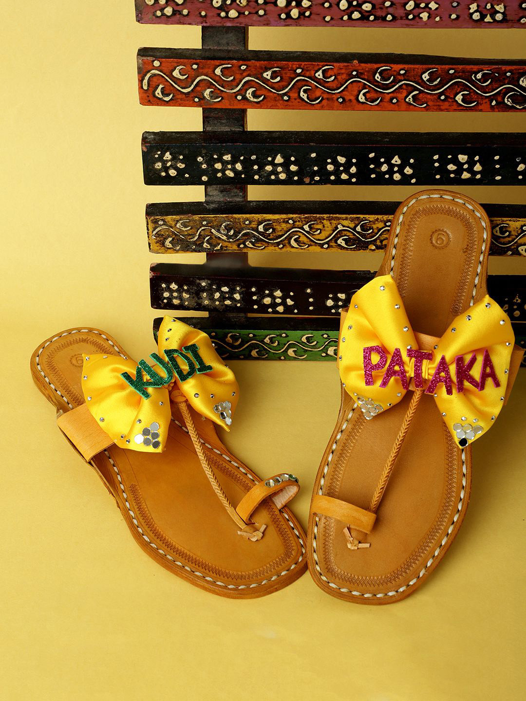 PehnawaCraft Ethnic Embellished Kudi Pataka Bow Detail Leather Kolhapuri One Toe Flats