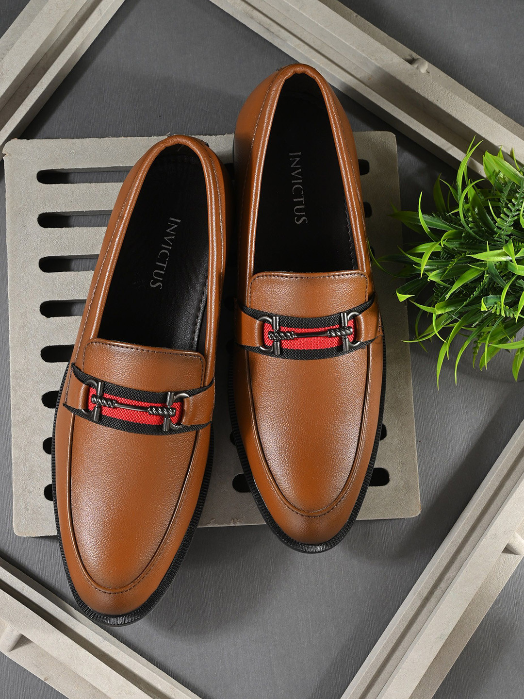 INVICTUS Men Textured Round Toe Formal Loafers