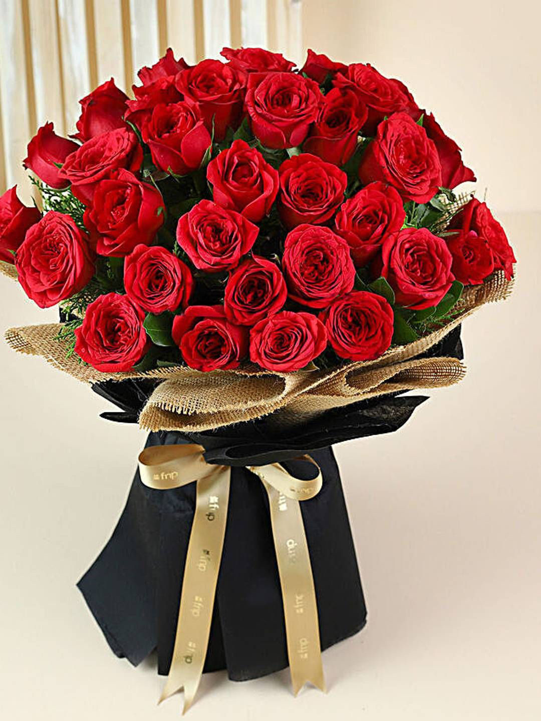 fnp Red & Green 30 Pieces Rose Bouquet- 600gms