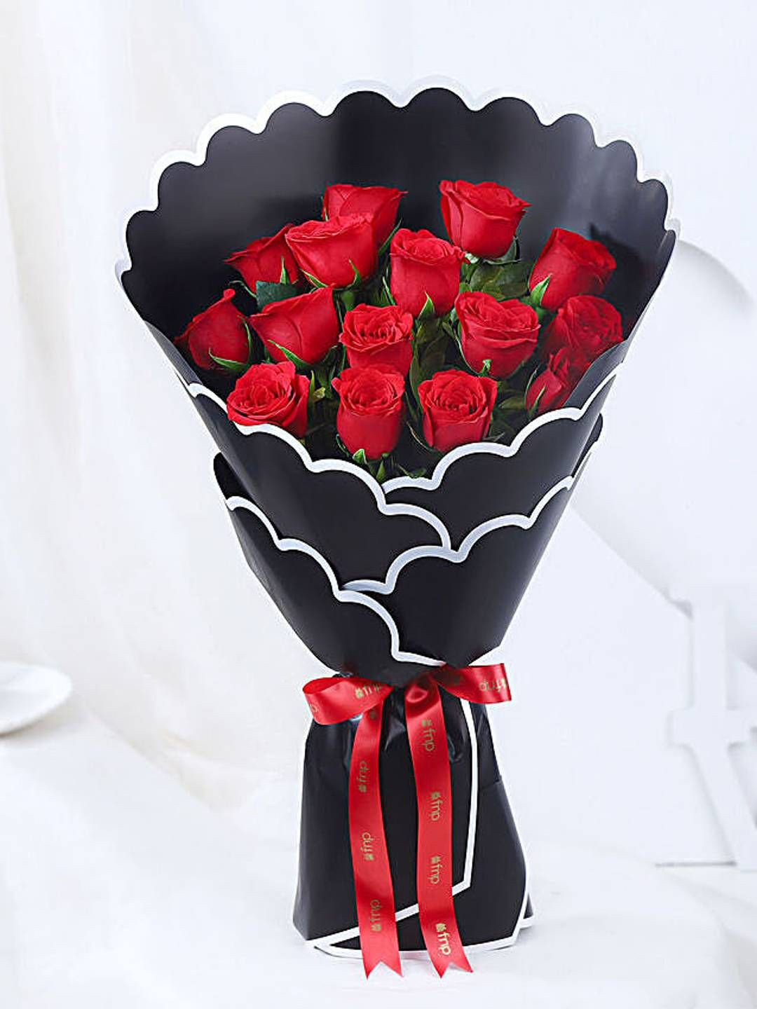 fnp Red & Green 15 Pieces Roses Fresh Flowers Bouquet