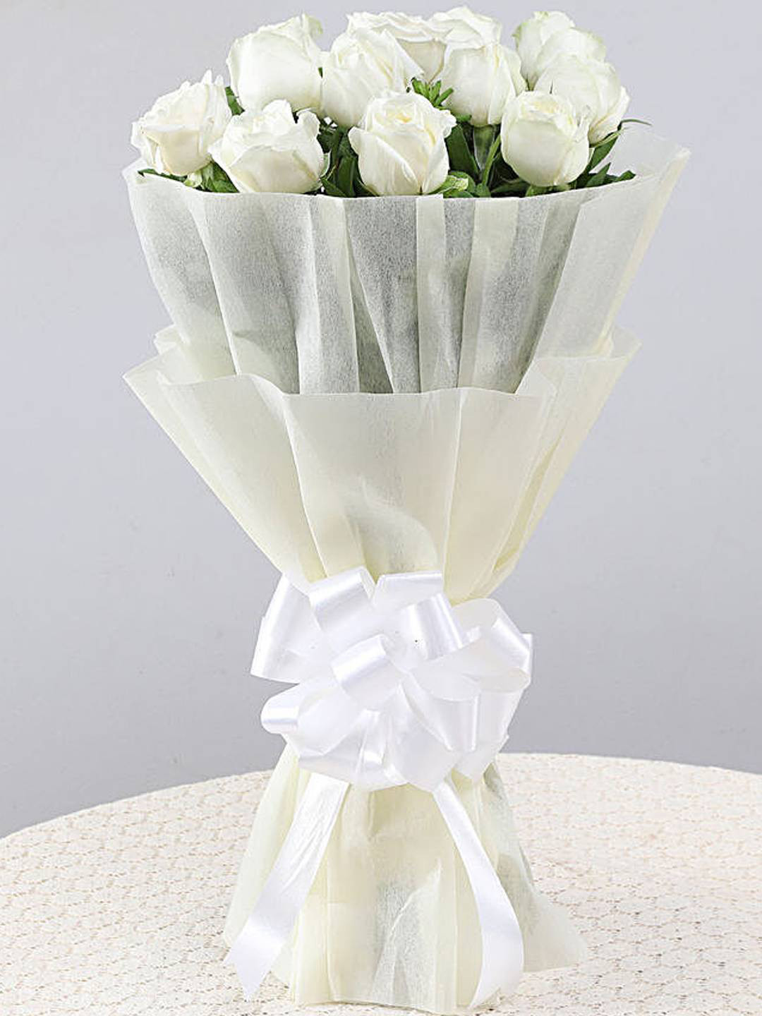 fnp White & Green 12 Pieces Roses Bouquet
