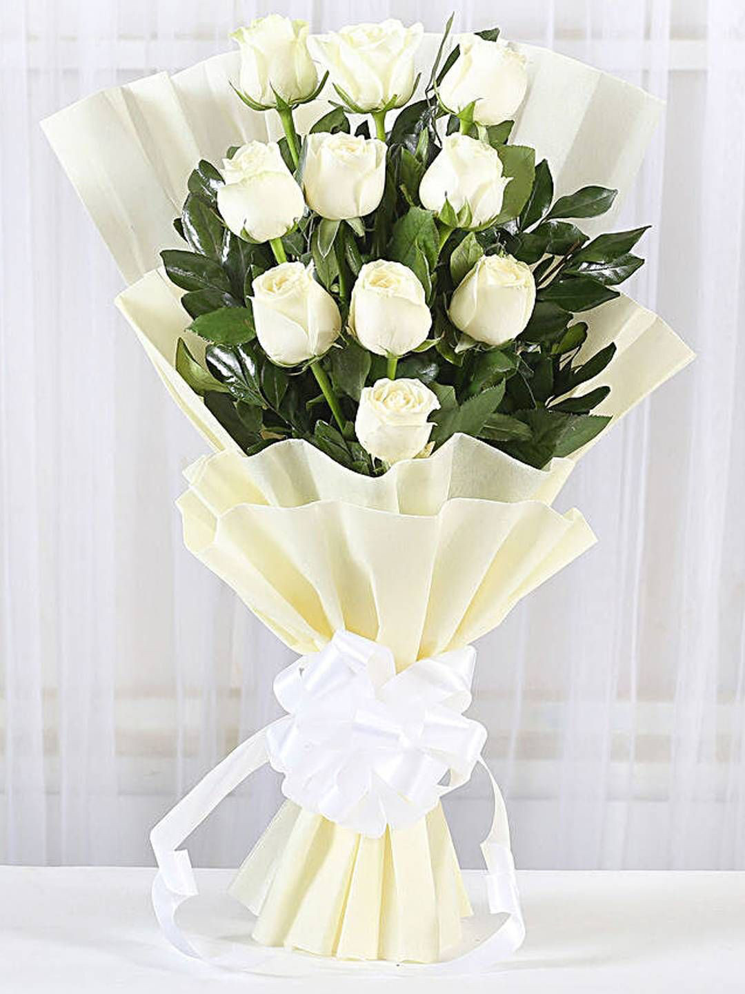 fnp White & Green 10 Pieces Roses Fresh Flowers Bouquet