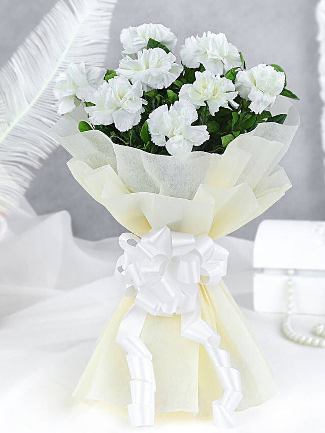 fnp White & Green 8Pieces Carnations Fresh Flowers Bouquet