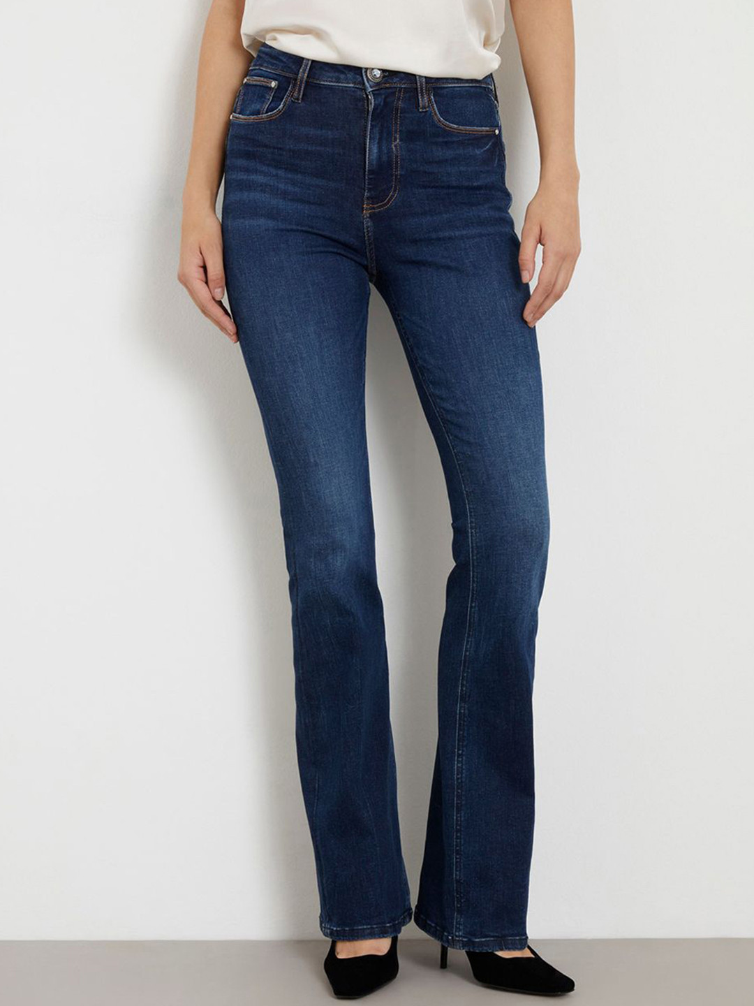 GUESS Women  Light Fade Mid-Rise Clean Look Stretchable Jeans