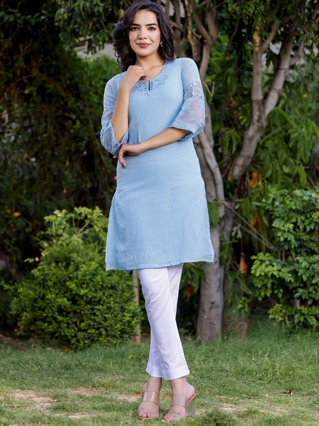VASVI Floral Embroidered Keyhole Neck Regular Sleeves Straight Kurta