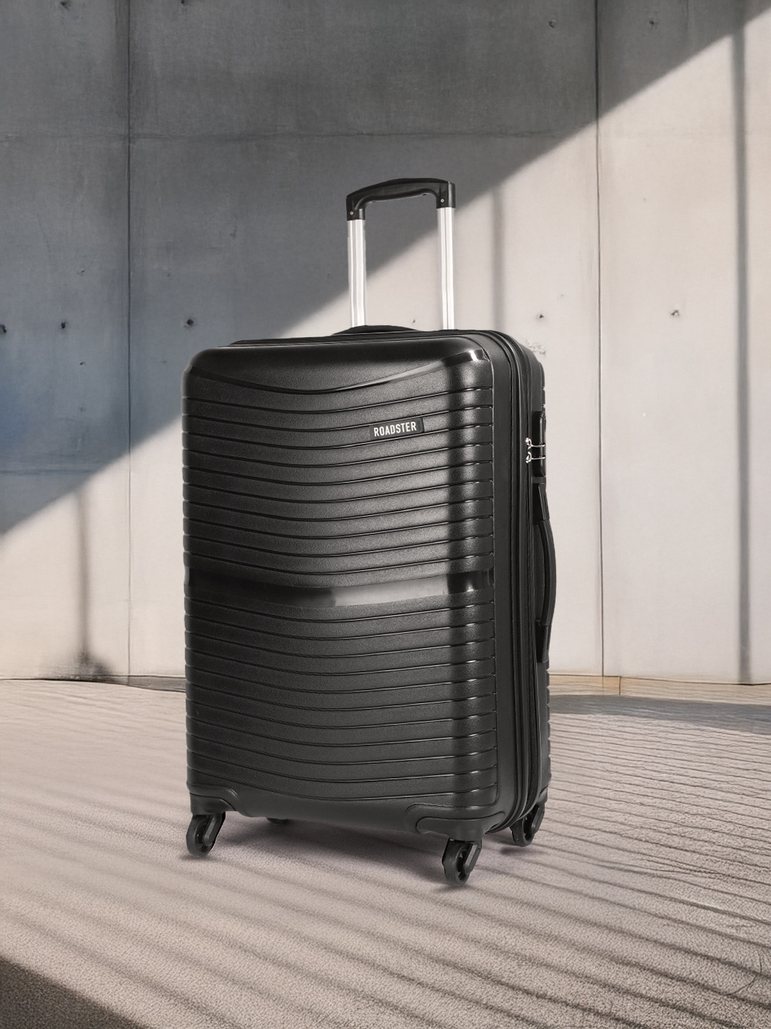 Roadster Medium Trolley Suitcase - Volume 68 L