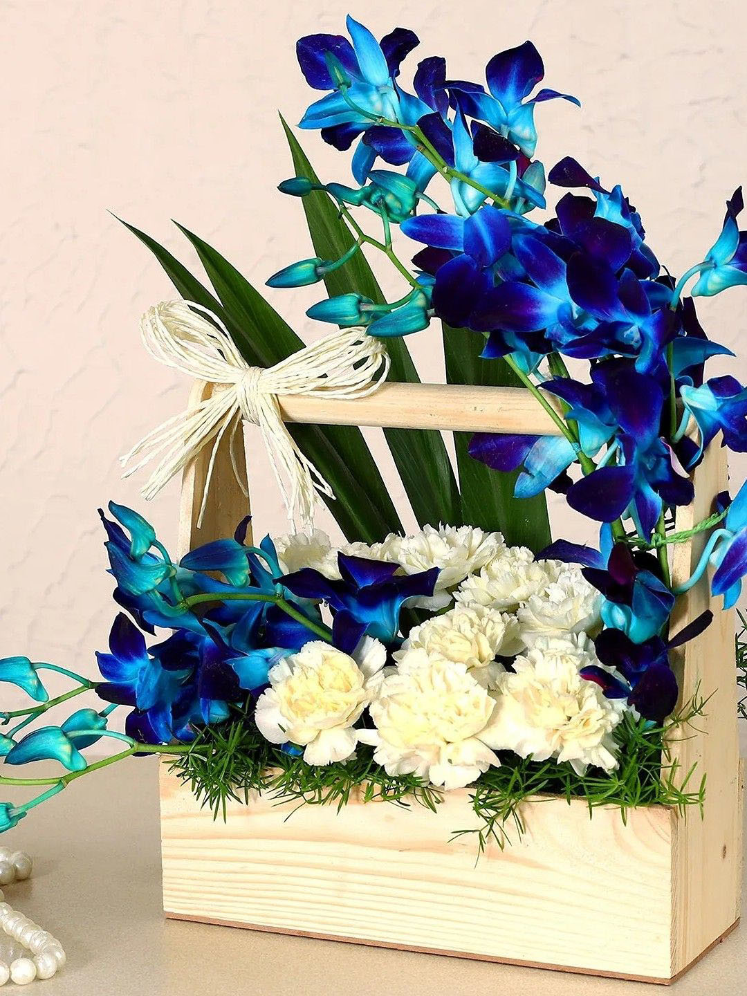 fnp Mesmerising Blue & White 20 Pieces Orchids & Carnations Fresh Flowers