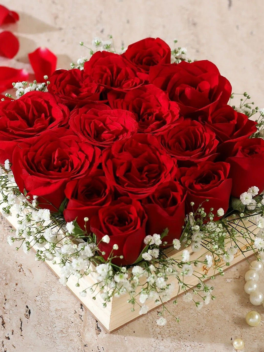 fnp Red & Green 16 Pieces Roses Fresh Flowers Bouquet