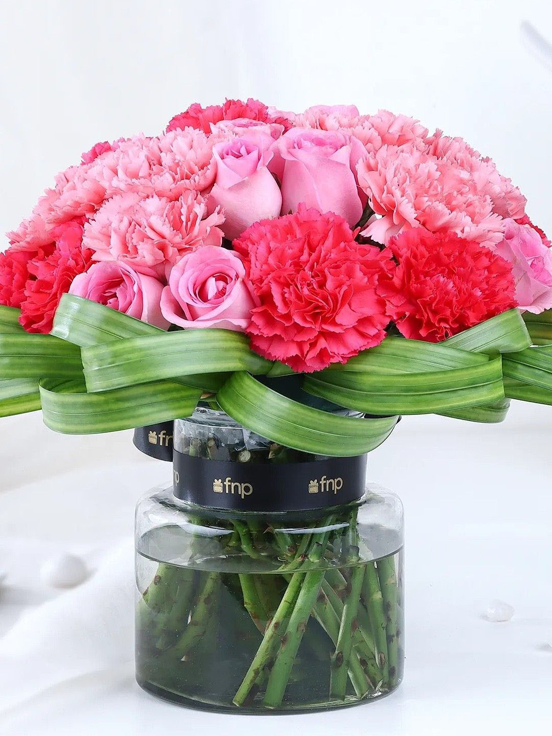 fnp Red 30 Pieces Carnation & Areca Palm Leaf Fresh Flowers Vase