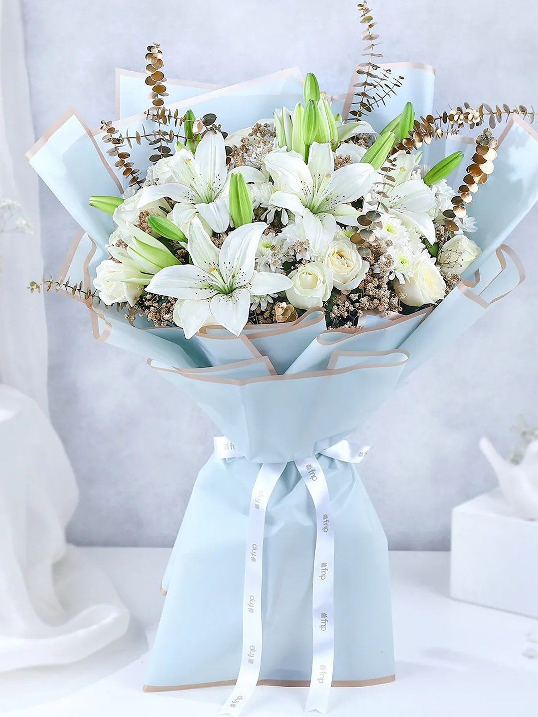 fnp White & Brown 20 Pieces Roses & Carnation Flower Bouquet