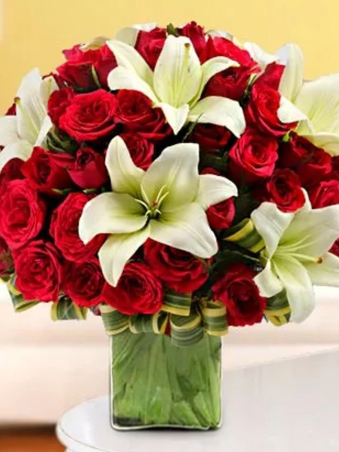 fnp Red & White 42 Pieces Rose & Lilles Fresh Flower Vase - 500gm