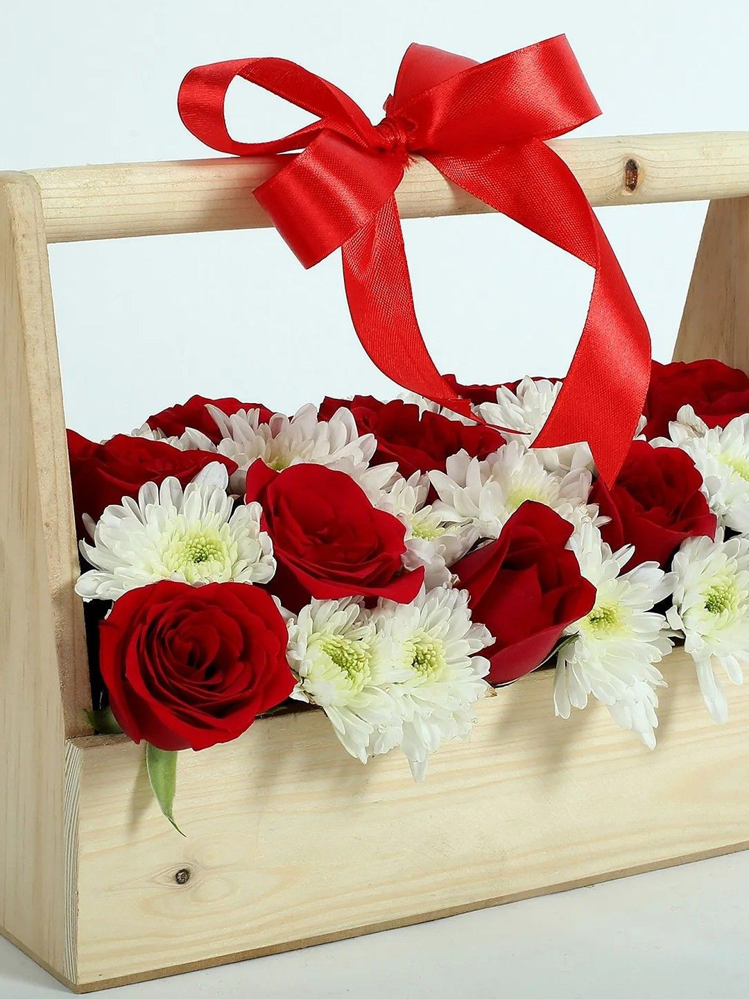 Fnp Red & White 8 Pieces Romancing Roses & Daisies In Box