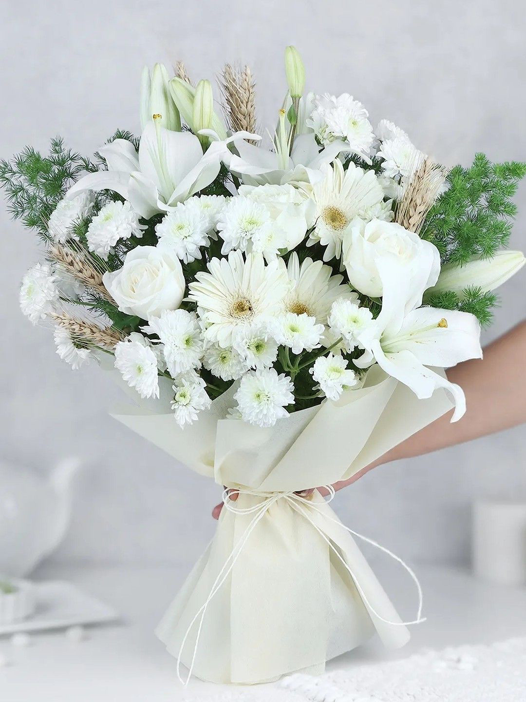 fnp White 22 Pieces Fresh Flowers Bouquet