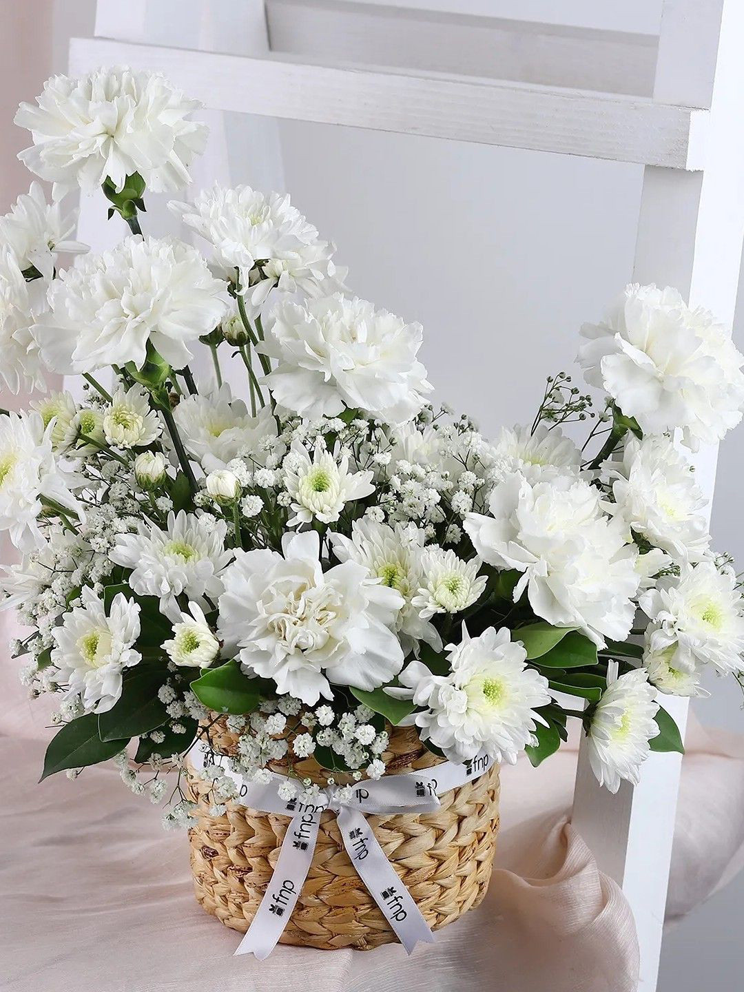 fnp White & Green 16 Pieces Daises Flower Bouquet