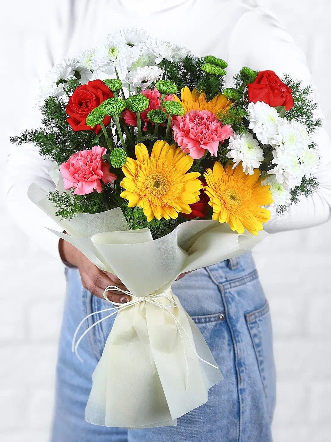 fnp Red & White 13 Pieces Fresh Flowers Bouquet