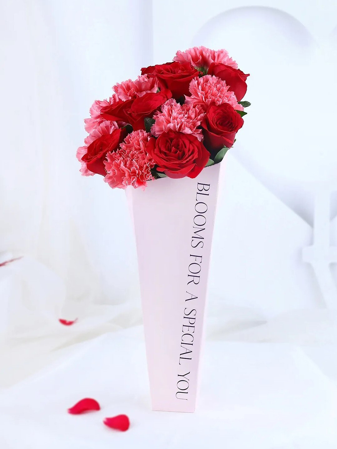 fnp Red 15 Pieces Carnations & Roses Fresh Flowers Vase