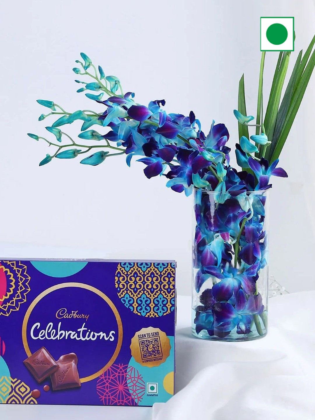 fnp 9 Pieces Lovly Orchids And Dandella In Cylindrical Vase