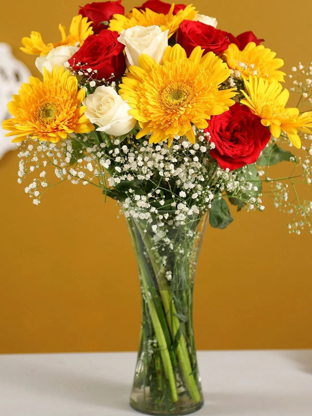 fnp Red & White 10-Pcs Rose 6-Pcs Gerberas Fresh Flowers In Glass Vase