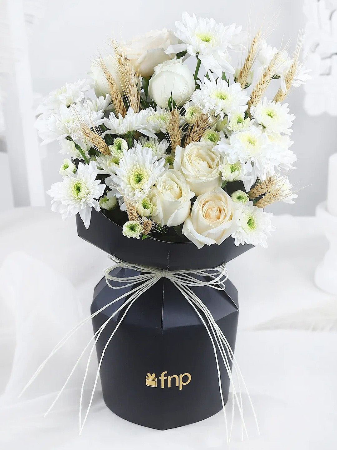 fnp White & Green 19 Pieces Fresh Flowers Bouquet