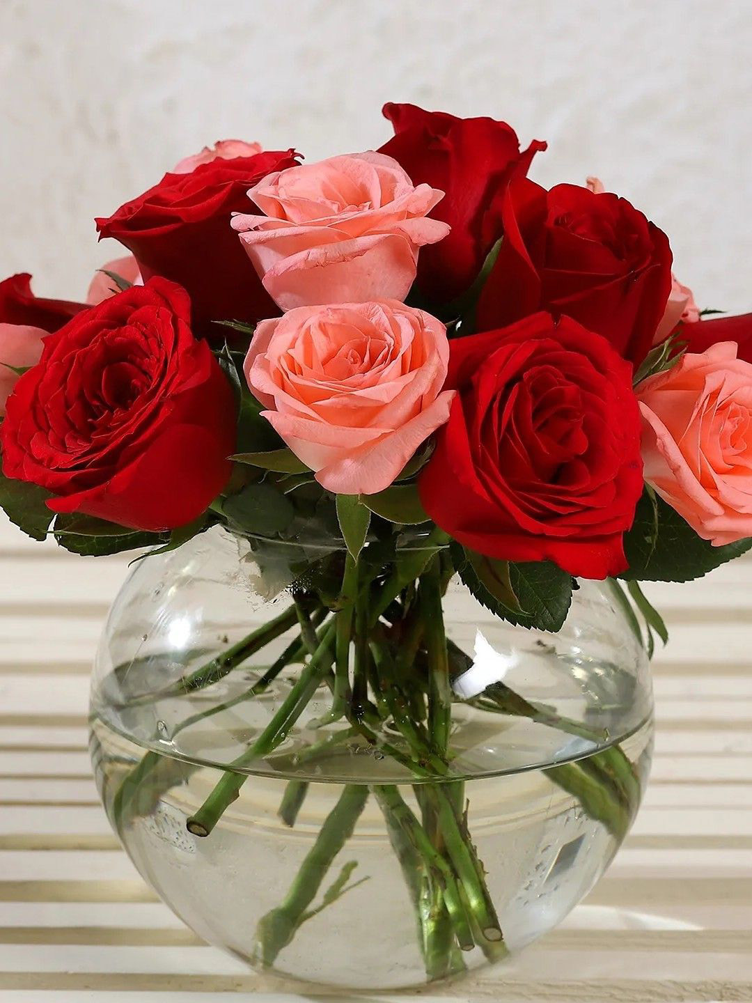 fnp Pink & Red 16-Pcs Roses Fresh Flowers Vase