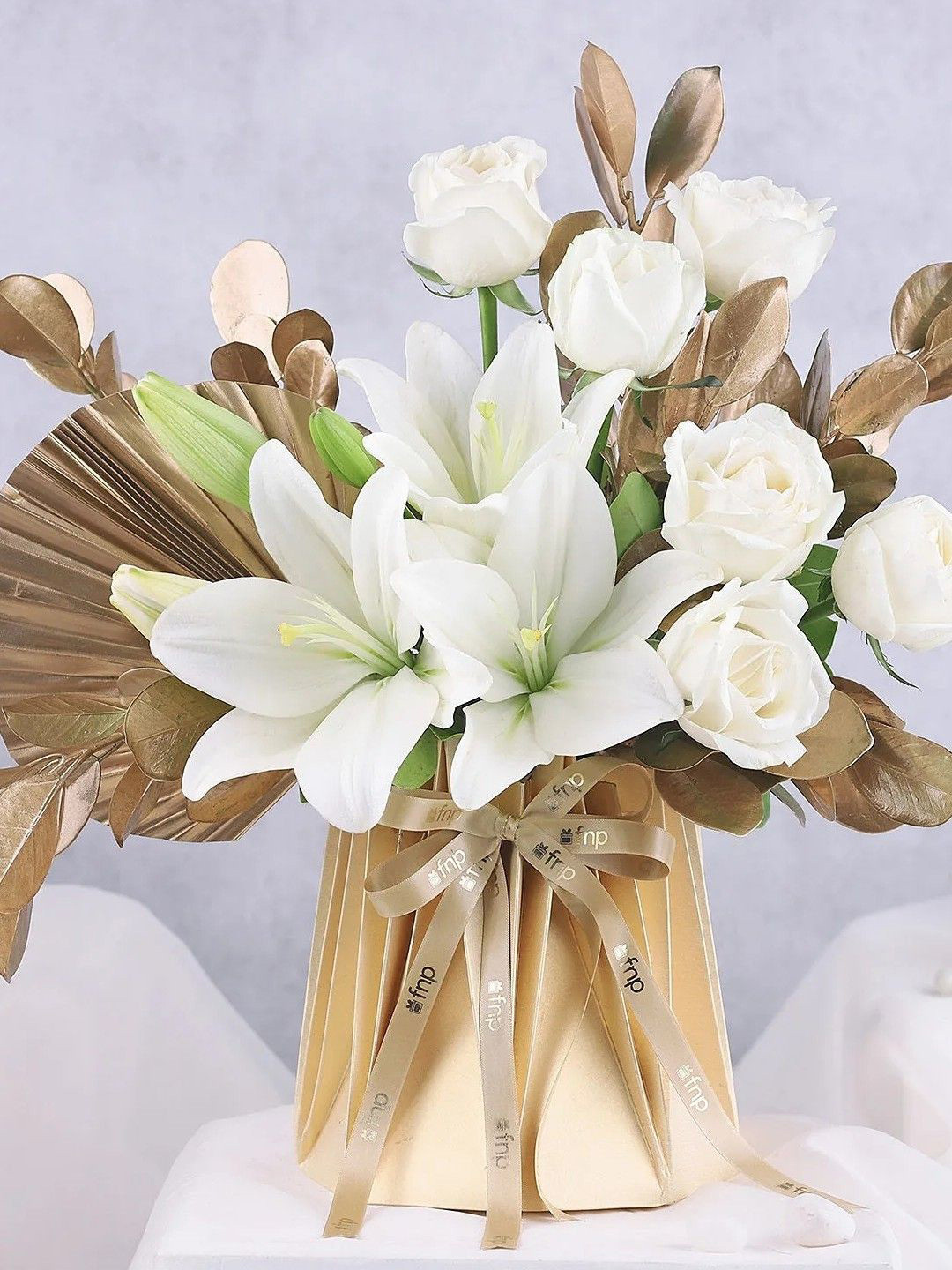 fnp White 9 Pieces Roses & Lilly Fresh Flowers Paper Vase