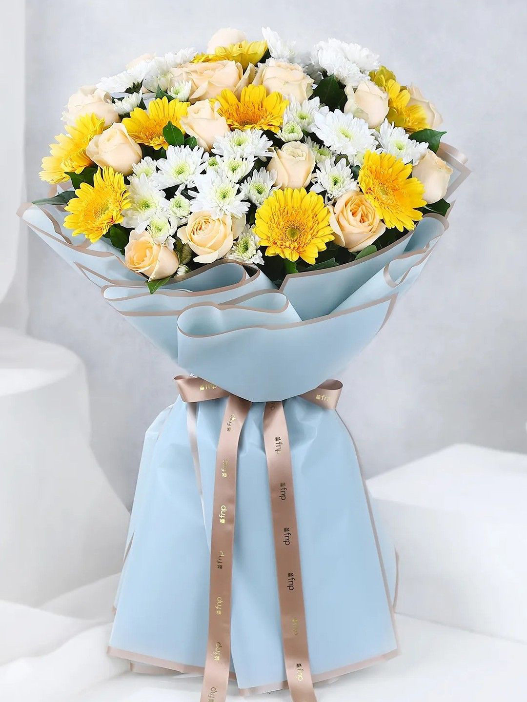 fnp Yellow & White 31Pieces Daisy & Roses Mixed Fresh Flowers Bouquet