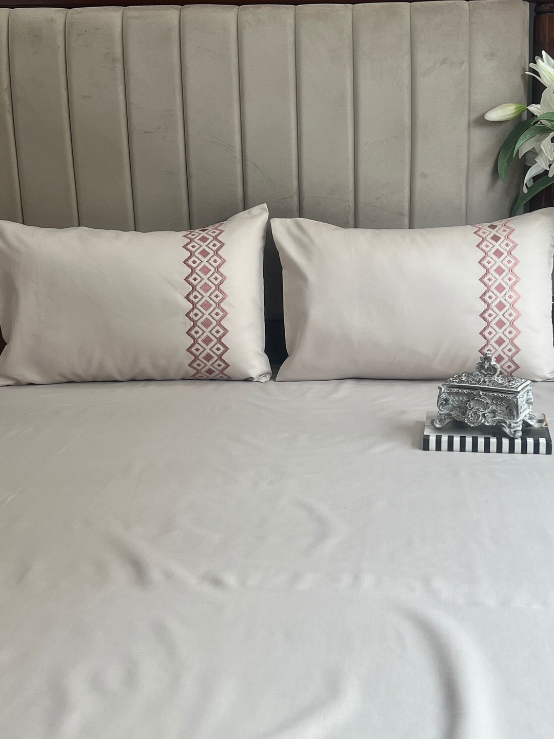 Sadyaska Syona Off White Cotton 1000 TC King Superfine Bedsheet with 2 Pillow Covers-108 x 108 inches