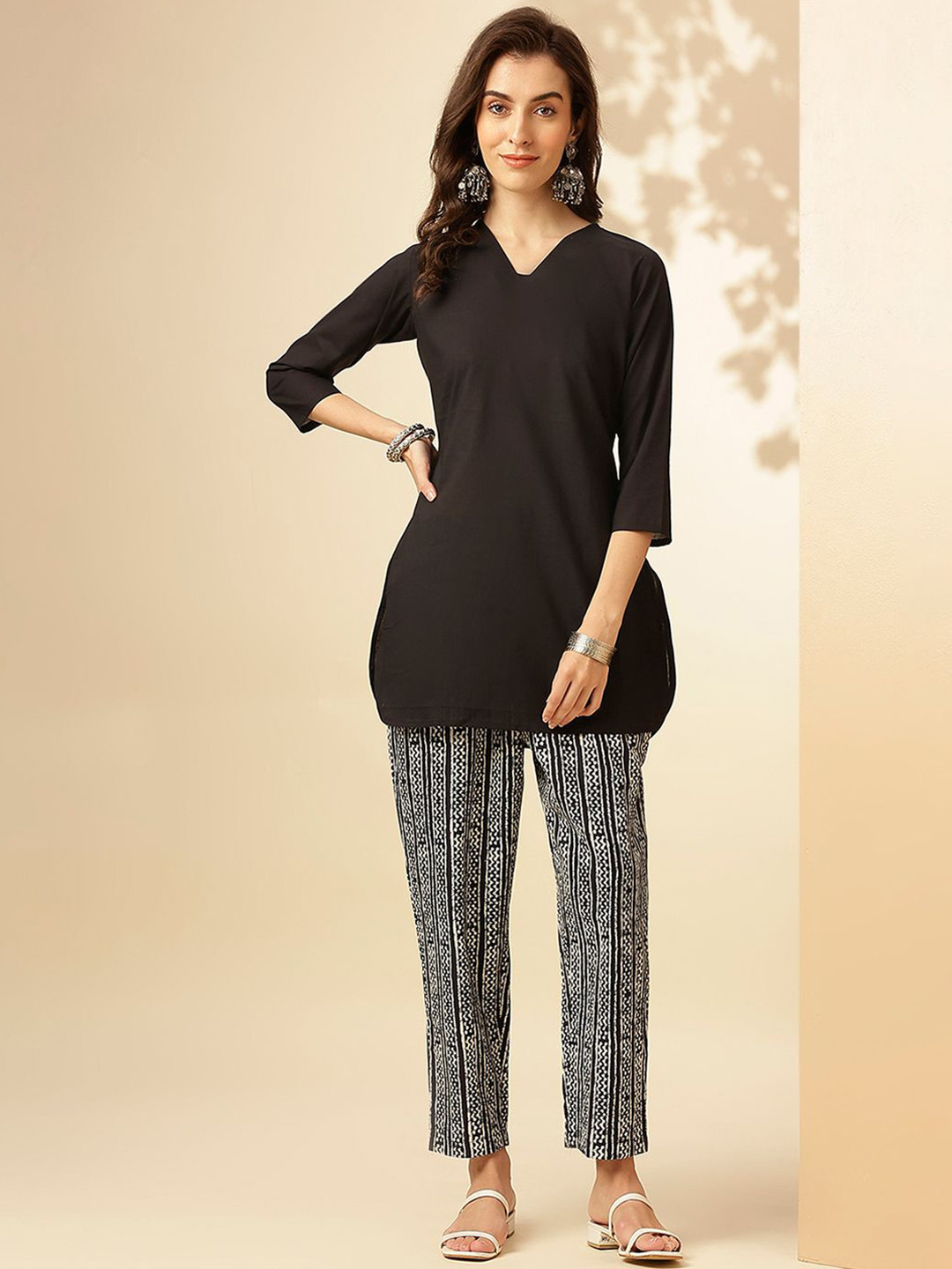 Saanjh Black & White V-Neck Printed V-Neck Tunic & Trouser