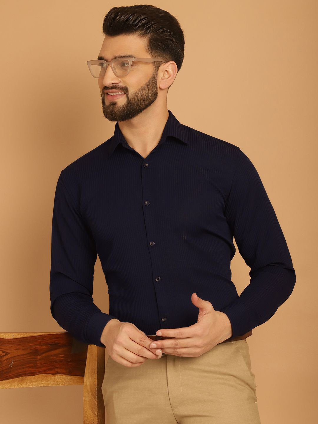 Indian Needle Men Classic Pinstripes Spread Collar Wrinkle Free Formal Shirt