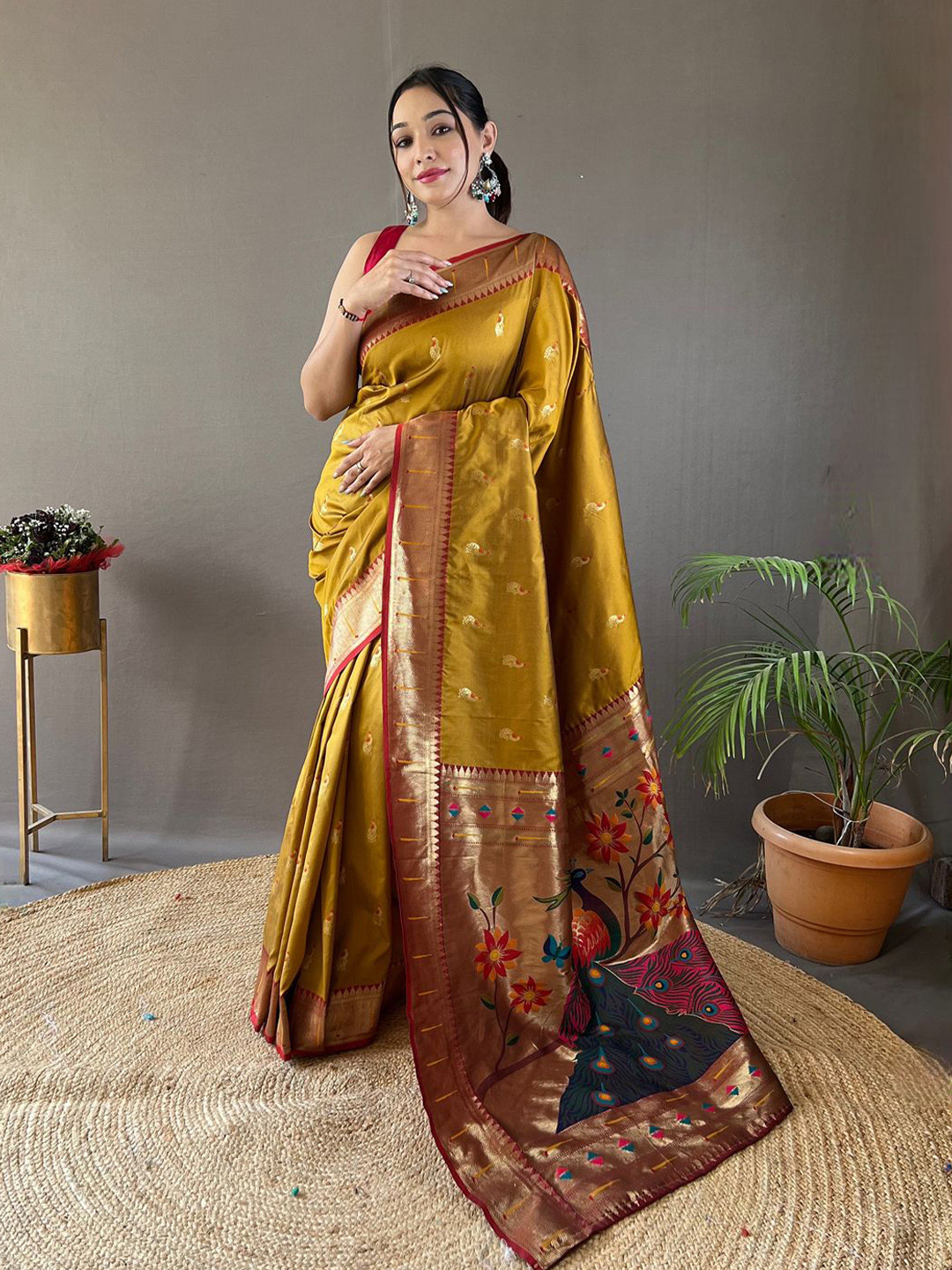 SGF11 Ethnic Motifs Woven Design Zari Kanjeevaram Saree