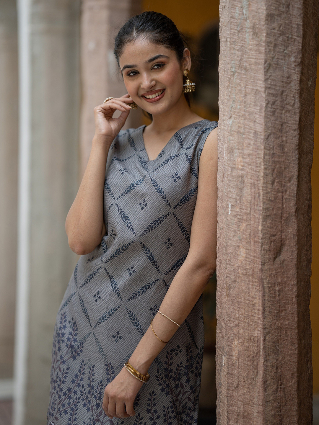 ASPORA Floral Printed V-Neck Sleeveless Straight Kurta