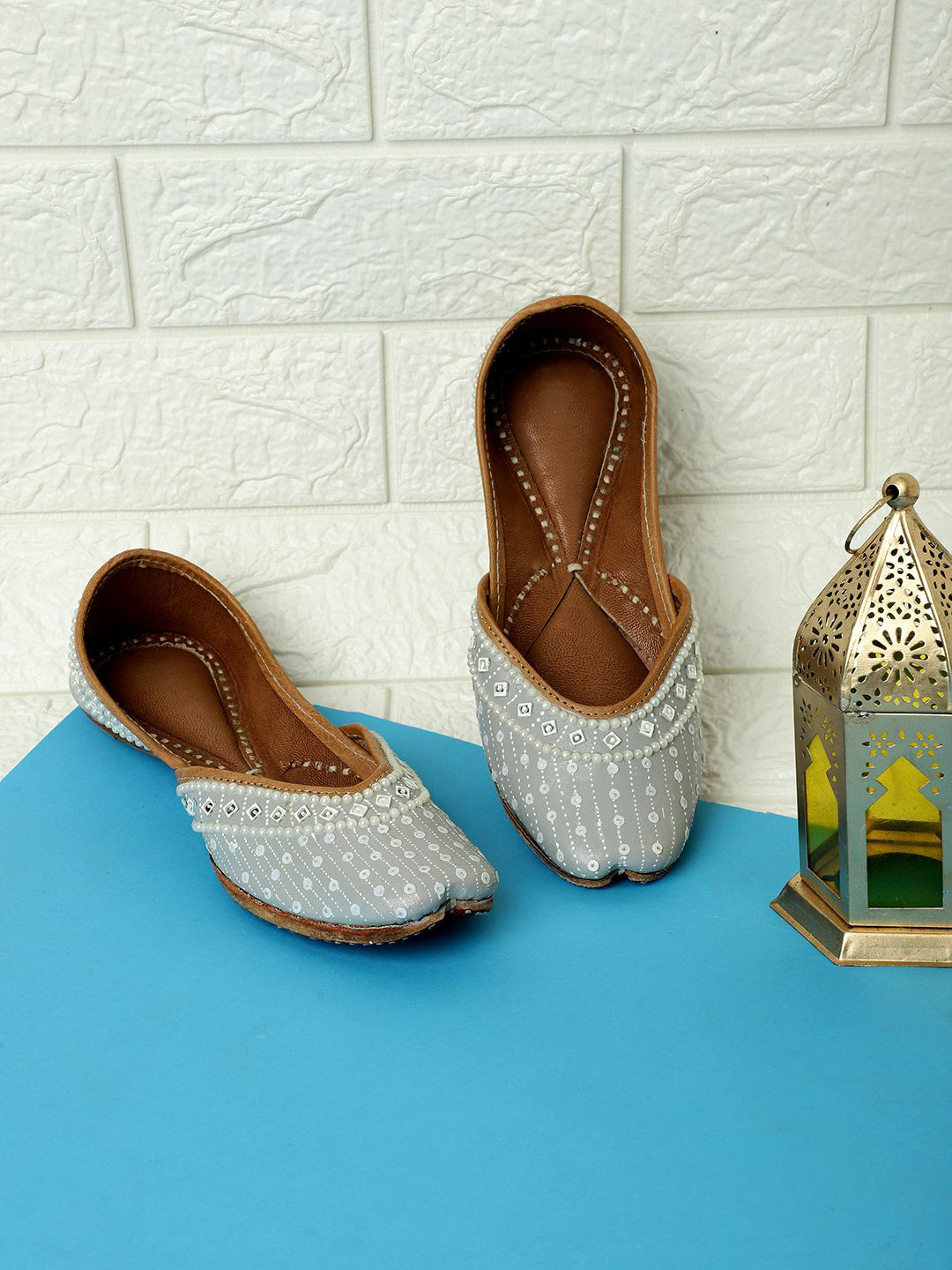 PehnawaCraft Grey Mirror & Pearl Embellished Handcrafted Mojaris