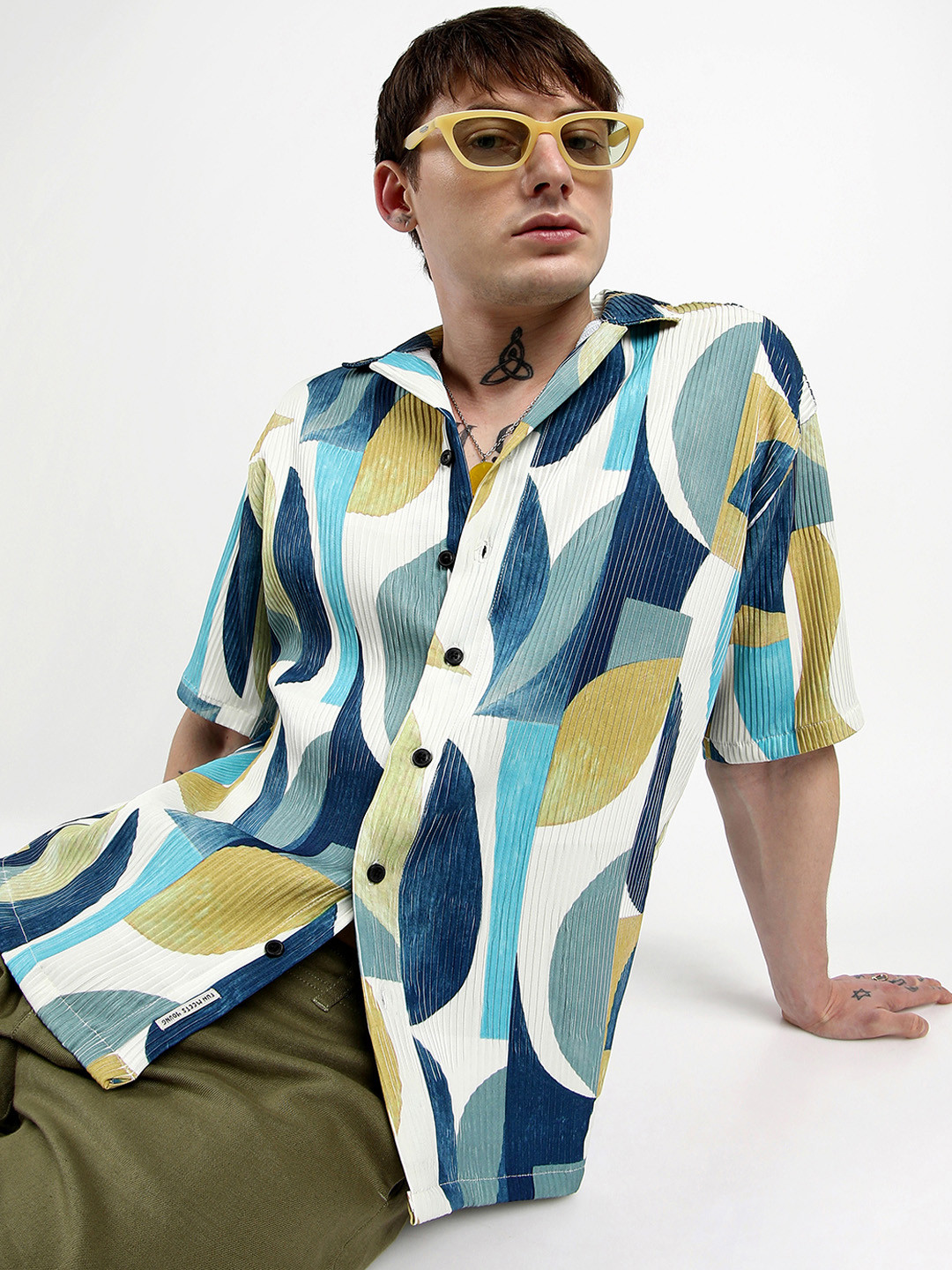 Campus Sutra Men Comfort Cuban Collar Abstract Curves Oversized Casual Shirt