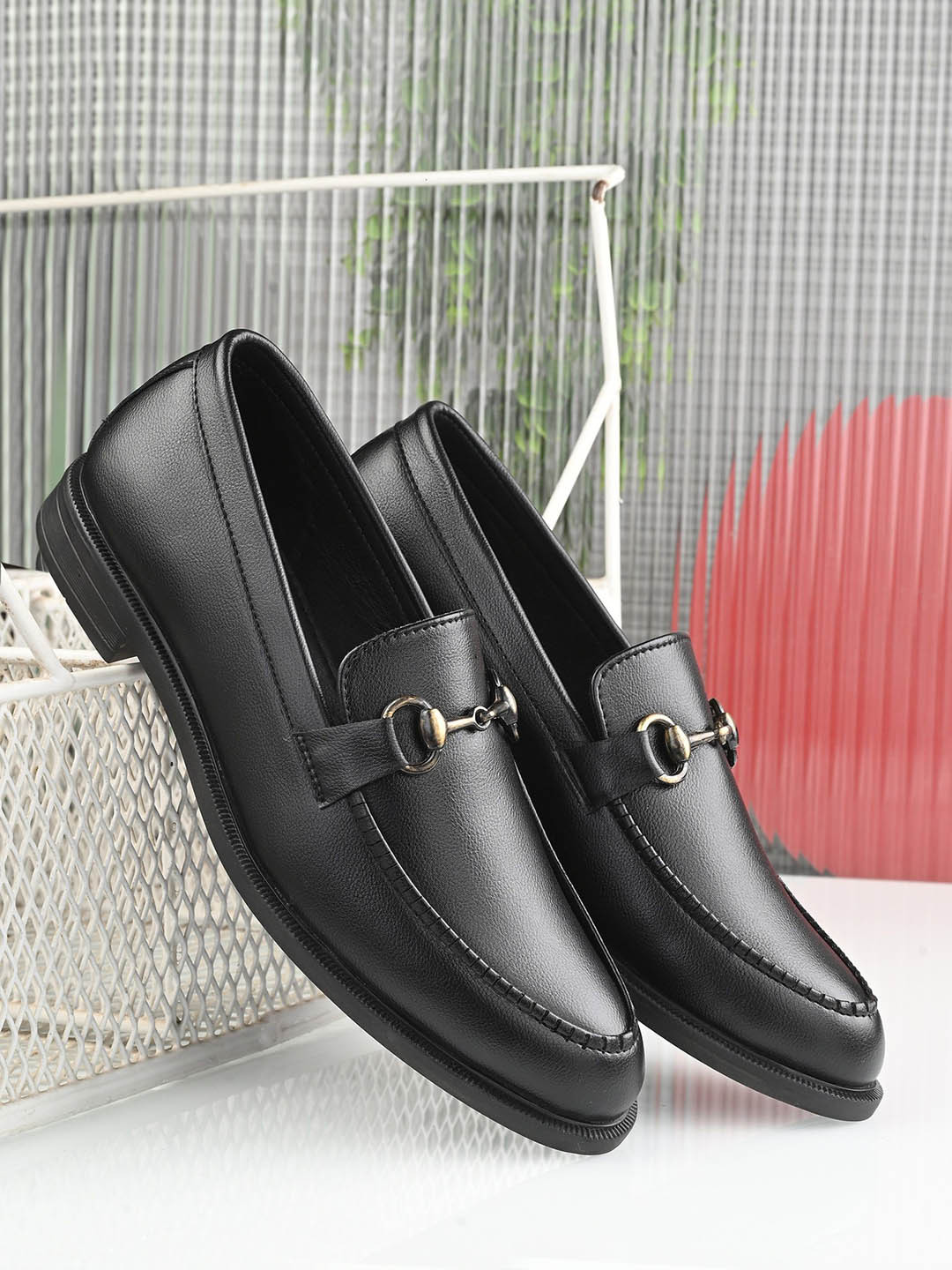 INVICTUS Men Textured Round Toe Formal Loafers