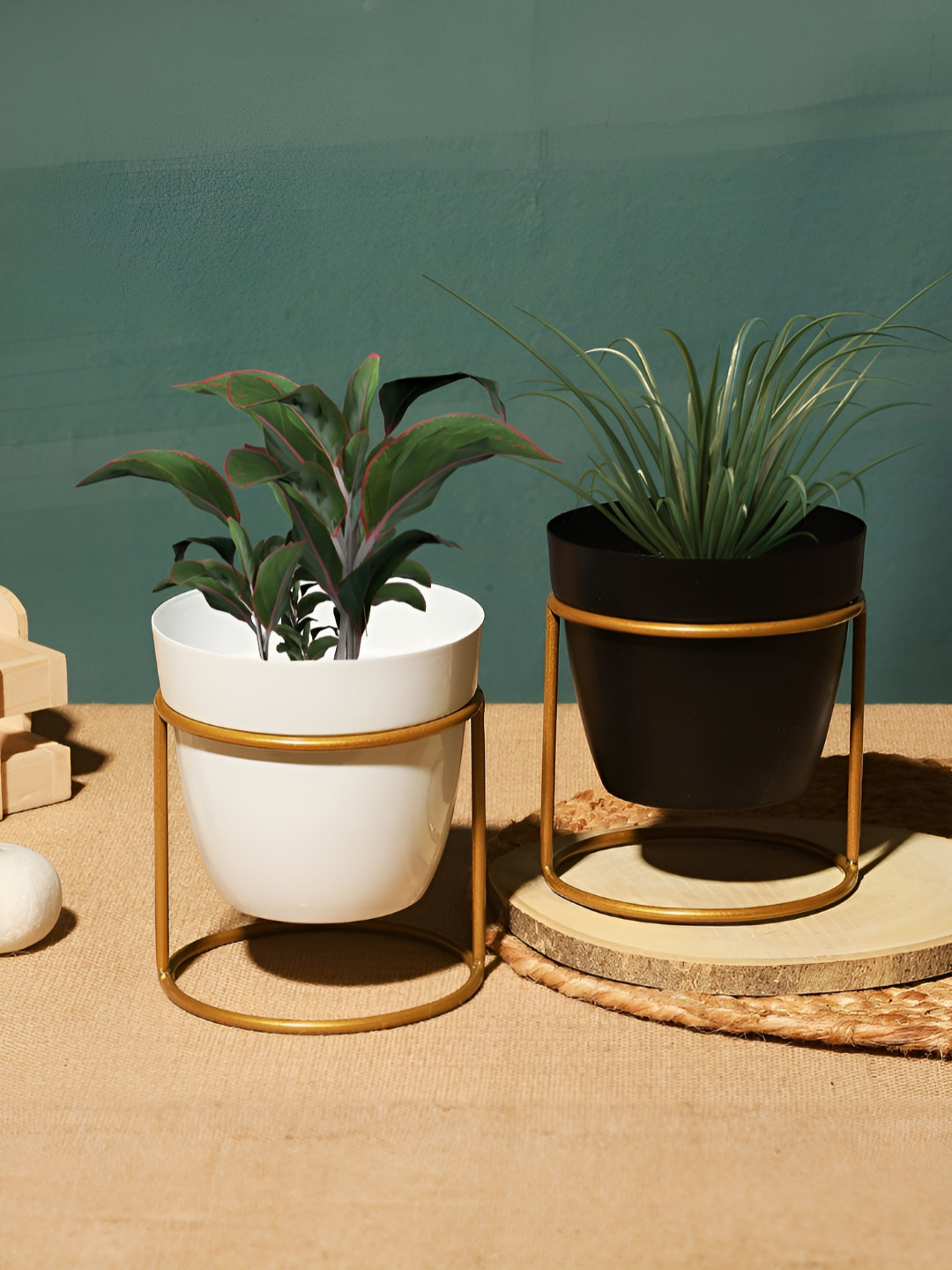 Homspurts White & Black 2 Pieces Metal Planters With Holders