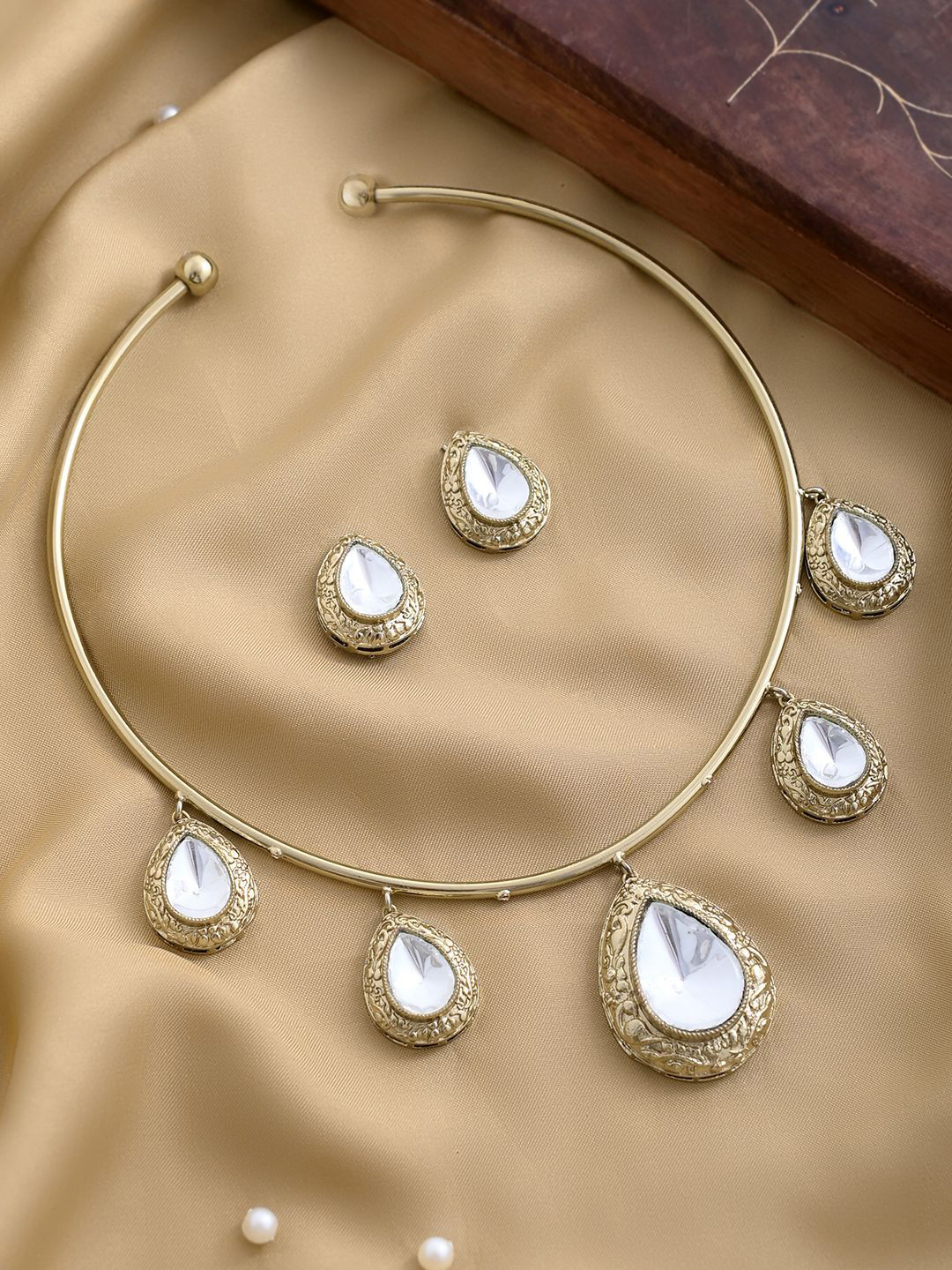 Hasli Elegant White Kundan-Studded Golden Necklace Set