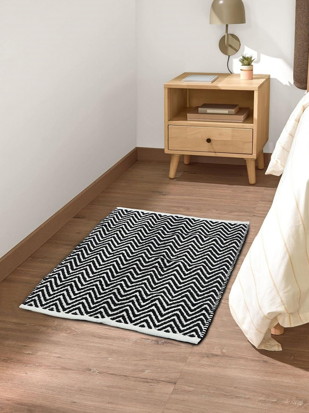 THE HOME TALK White & Black Printed 1450 GSM Cotton Bath Rugs