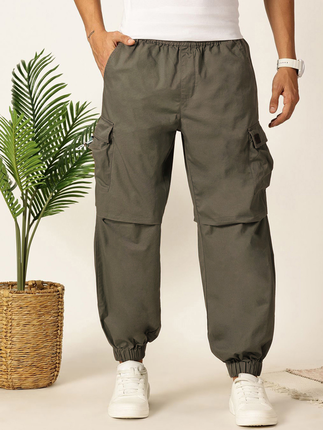 Thomas Scott Men Mid-Rise Comfort Easy Wash Cargos Regular Fit Trousers