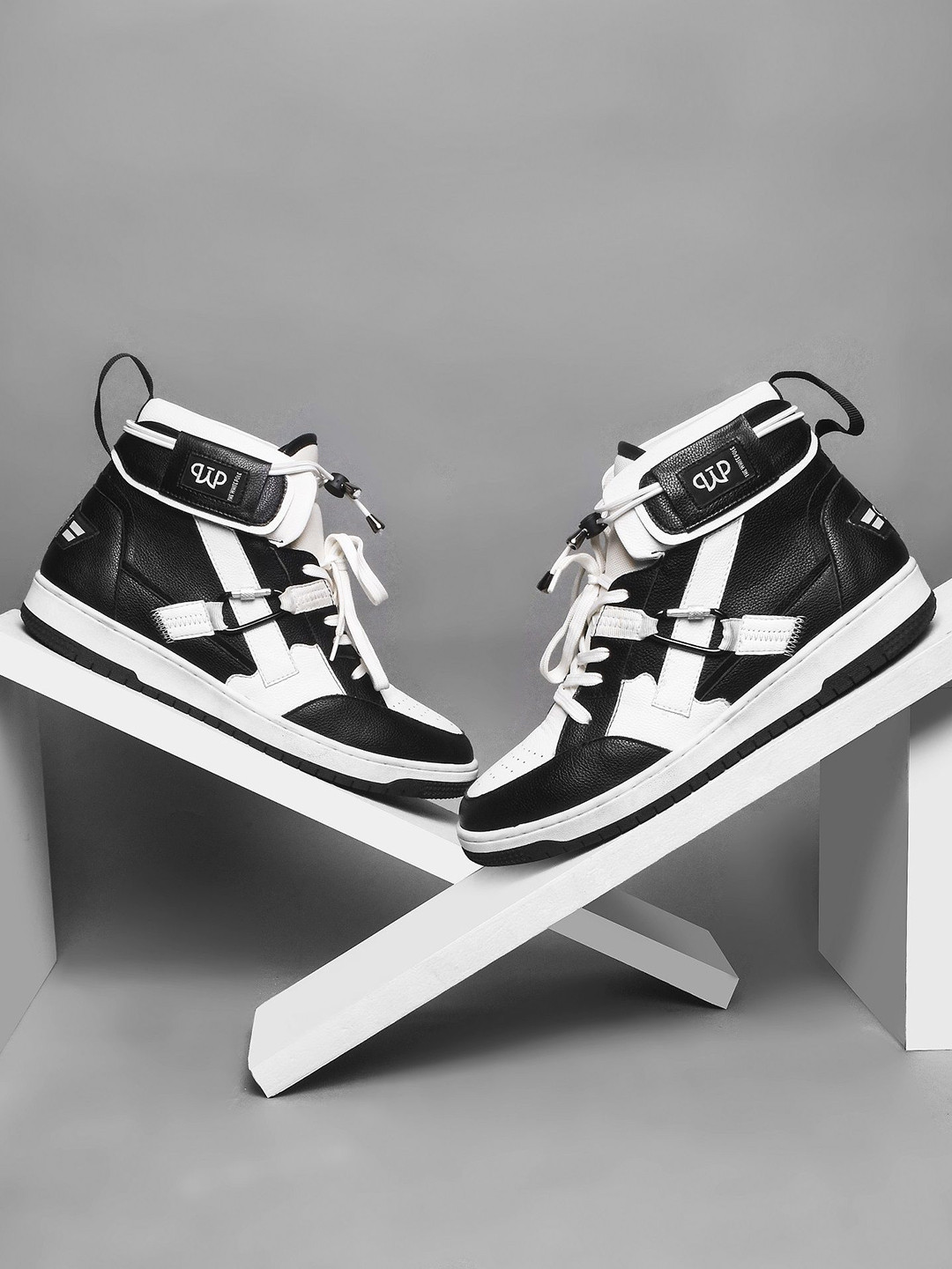 THE WHITE POLE Men Colourblocked Round Toe Memory Foam Lightweight Sneakers