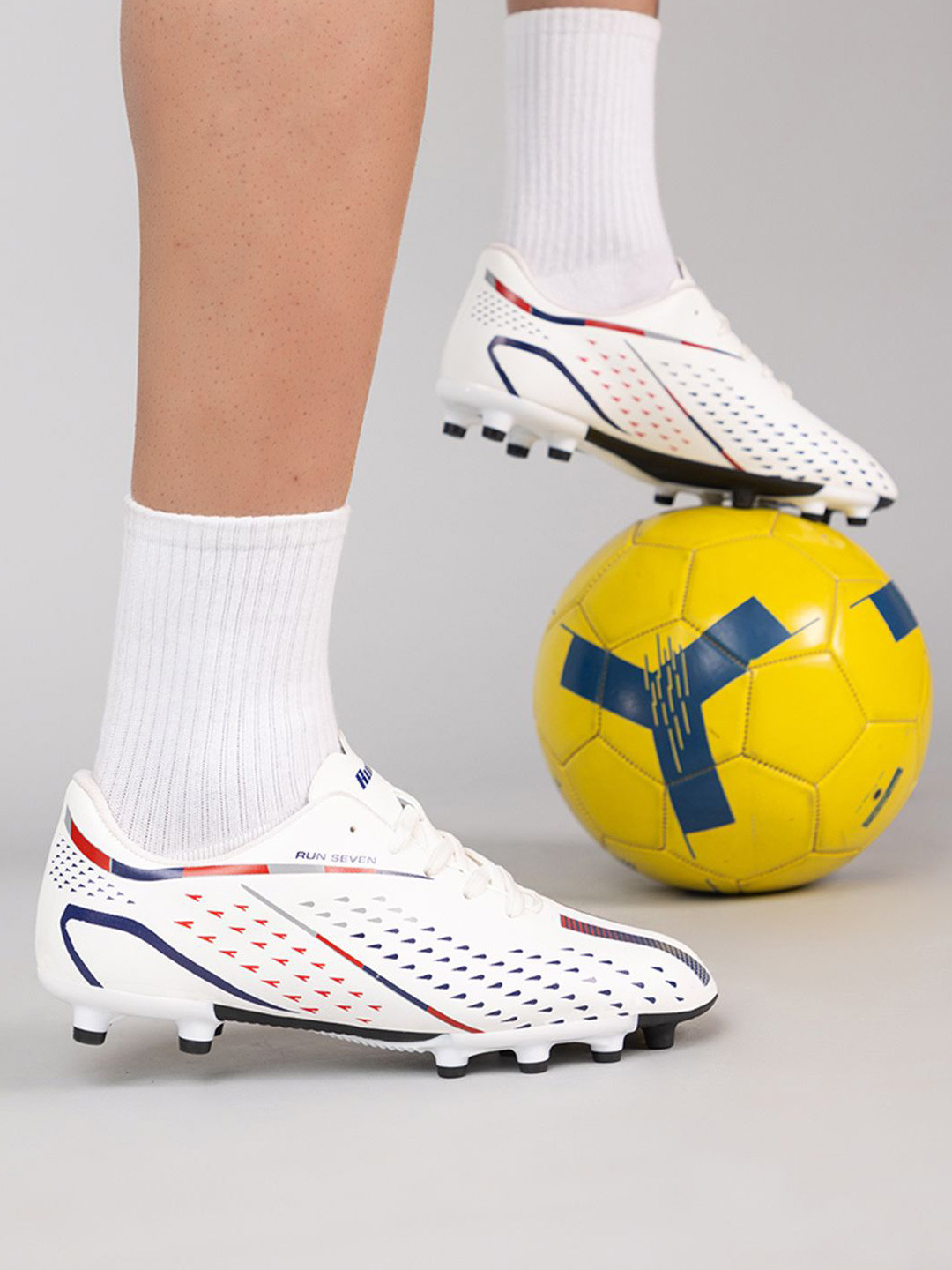 RUN SEVEN Men Football Non-Marking Shoes